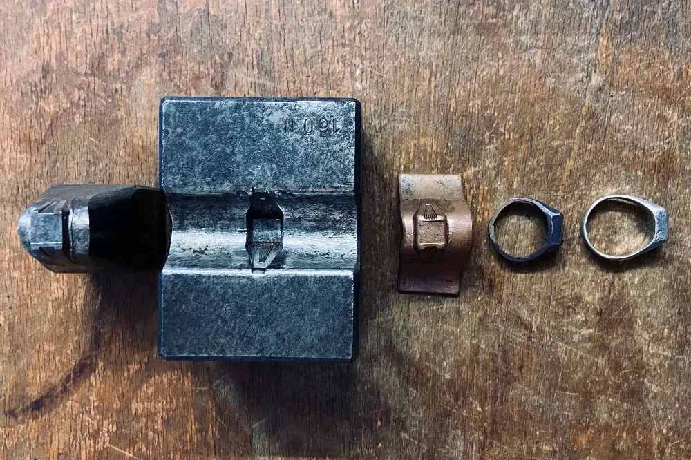 #023 - Signet Ring Square