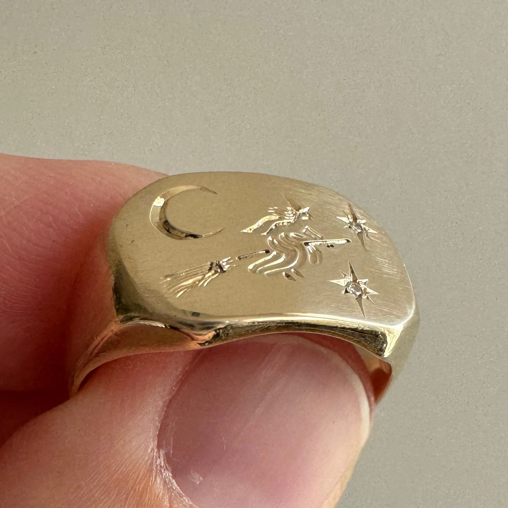 reimagined V I N T A G E // the best witch / 10k witch flying on a broom in the night sky signet ring / size 6.5