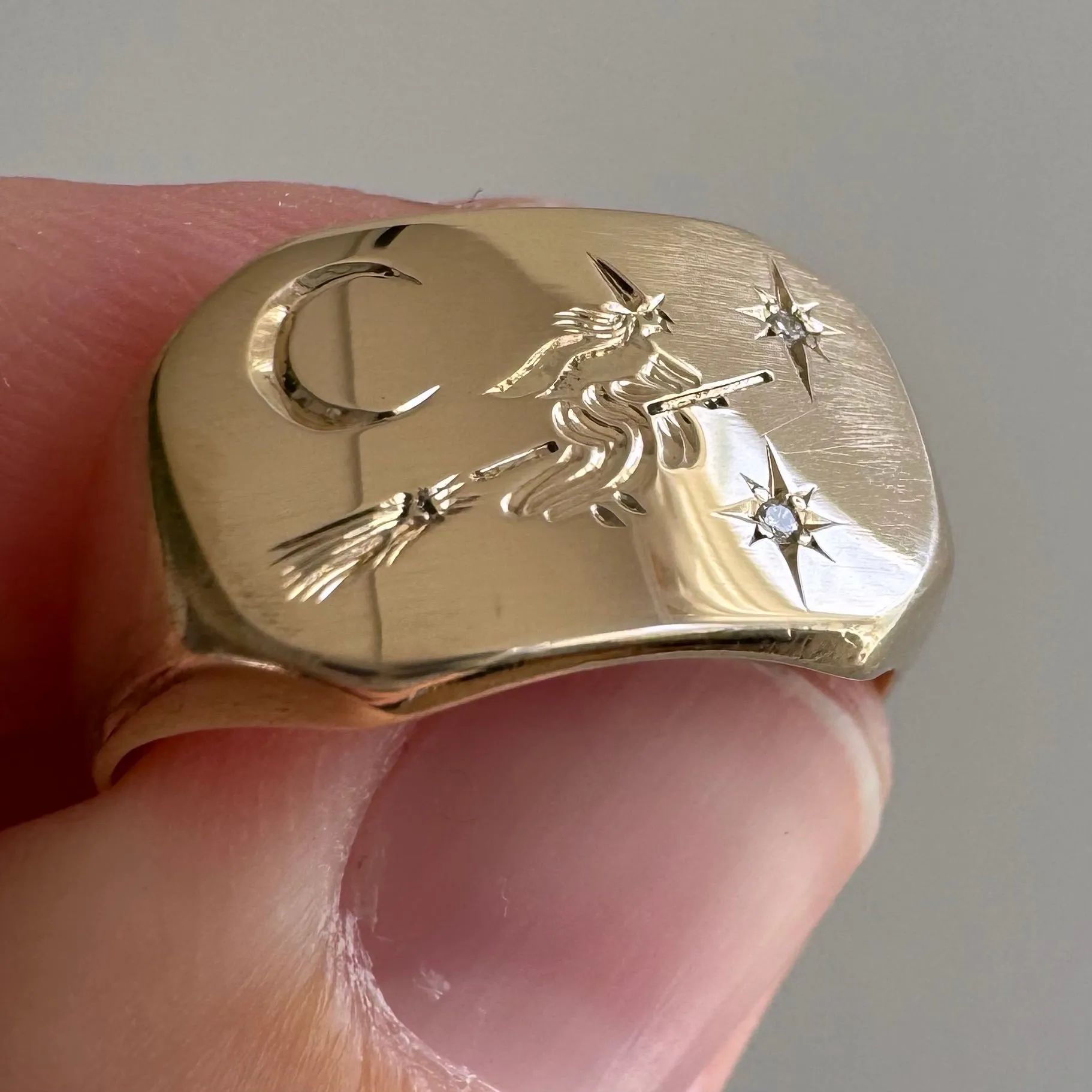 reimagined V I N T A G E // the best witch / 10k witch flying on a broom in the night sky signet ring / size 6.5