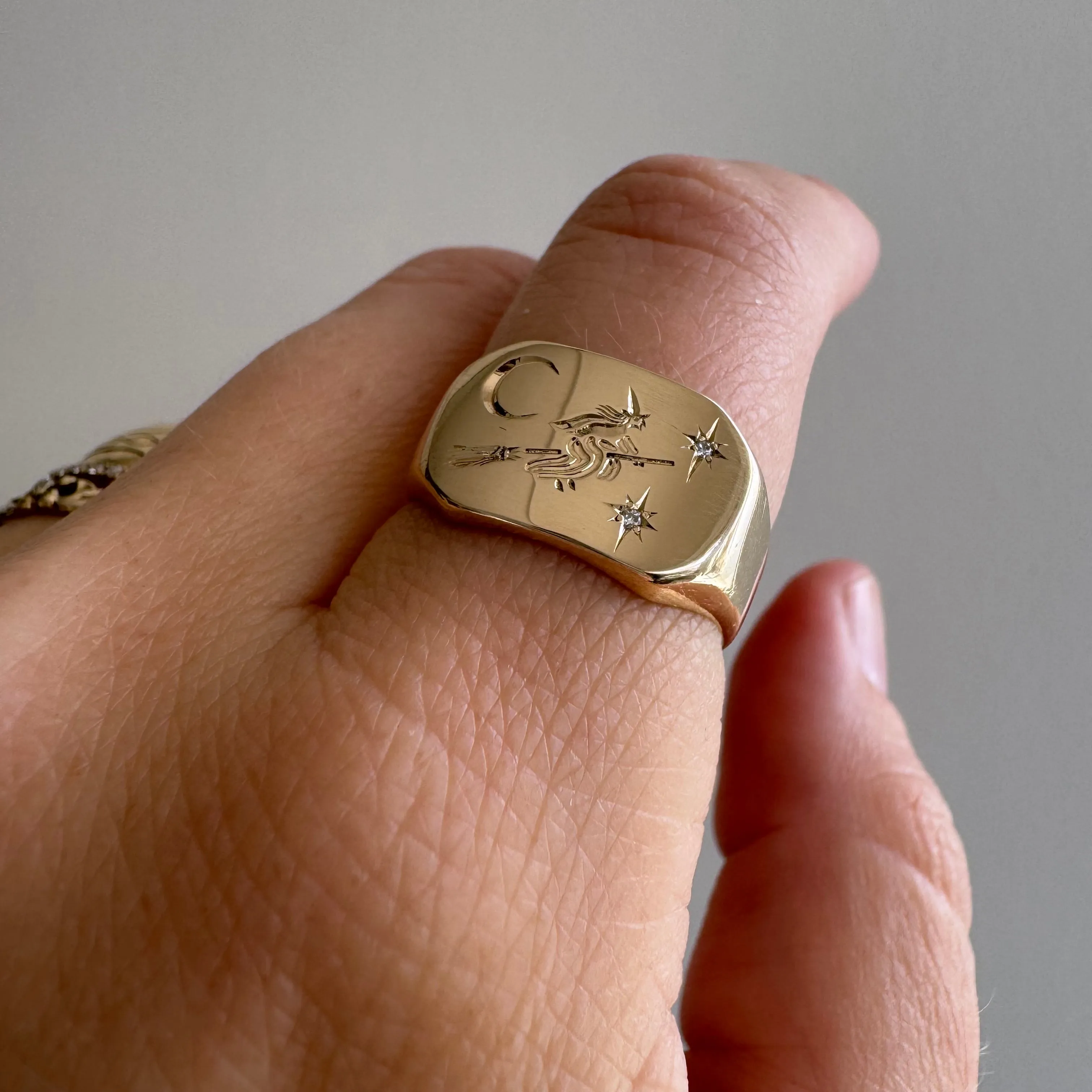 reimagined V I N T A G E // the best witch / 10k witch flying on a broom in the night sky signet ring / size 6.5