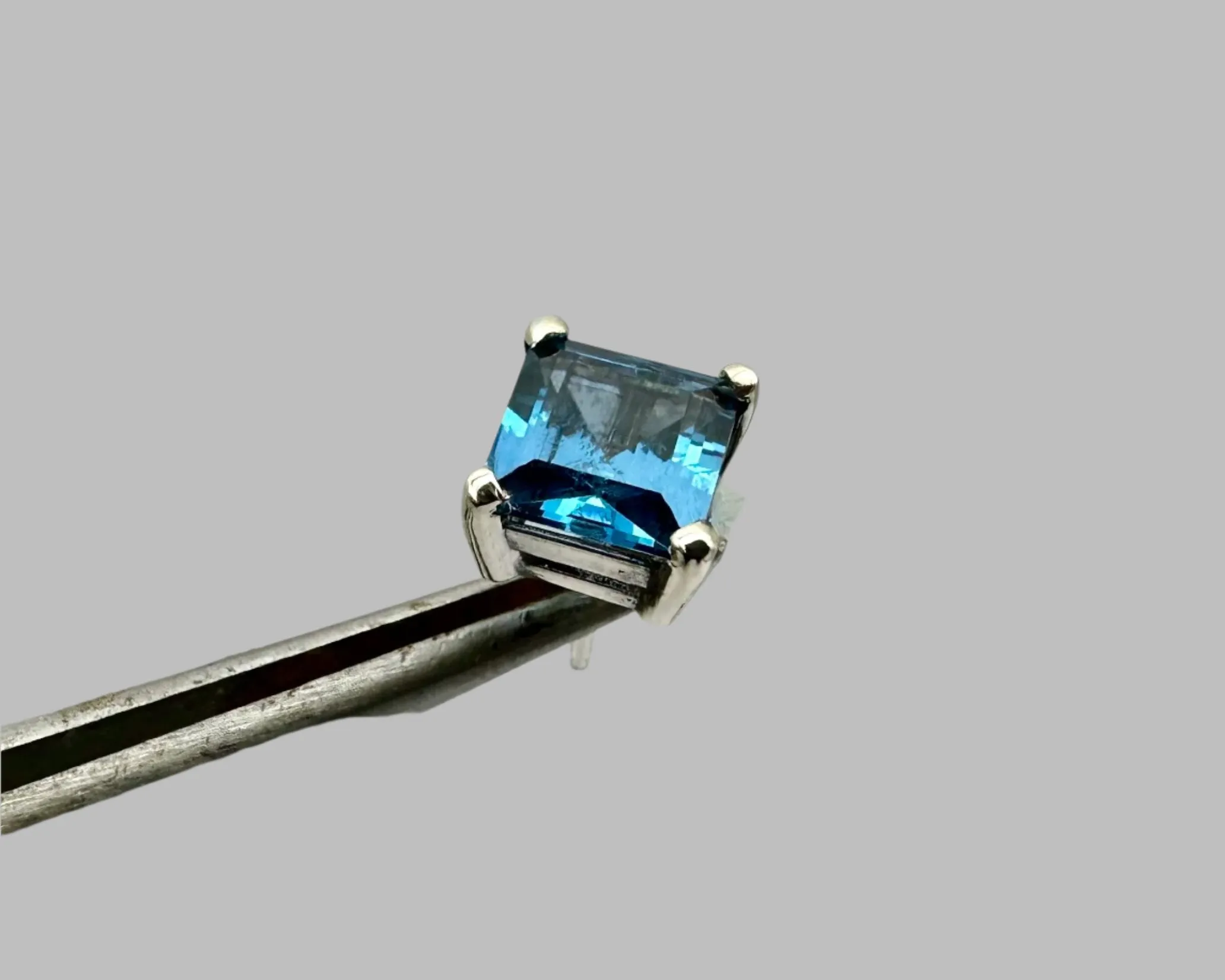 SINGLE BLUE DREAM STUD TOPAZ AND WHITE GOLD
